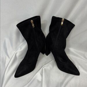 Risdoada black velvet feel side zip up heel boots size 8-8.5